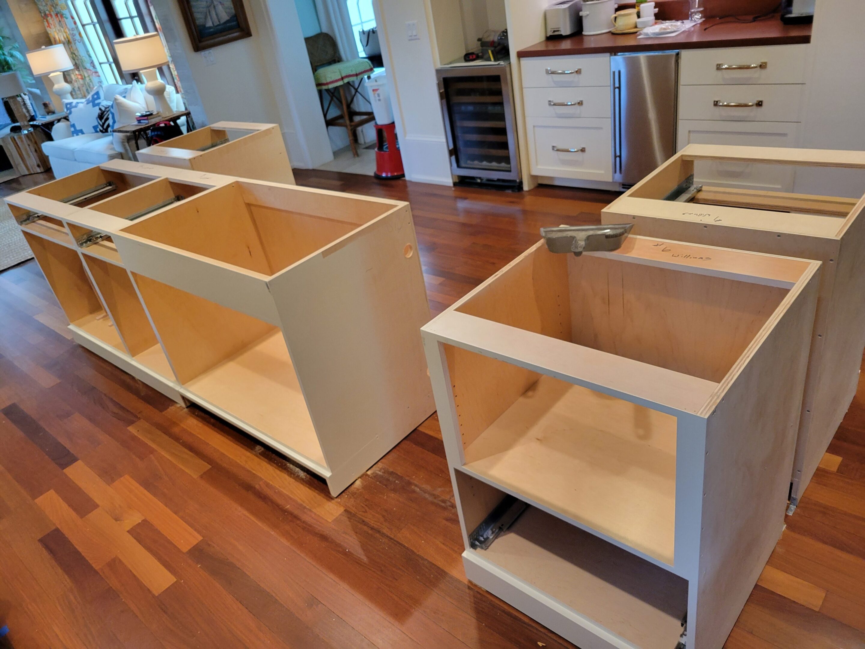 67ddf07b1eff8_20220429_155327 A kitchen with many cabinets and drawers in it